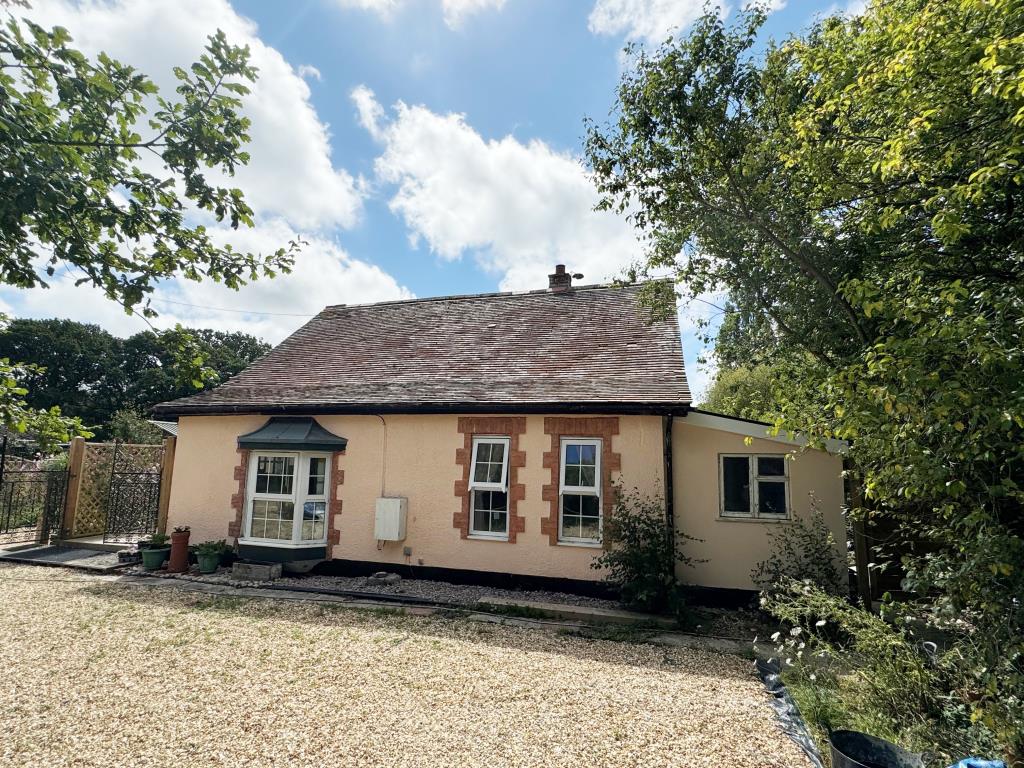 Lot: 80 - DETACHED BUNGALOW WITH POTENTIAL ON 1.6 ACRE PLOT - A Flat on View of the Front of the Property